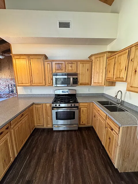 2 bed, 1180 sqft, $2,200 — Photo 2