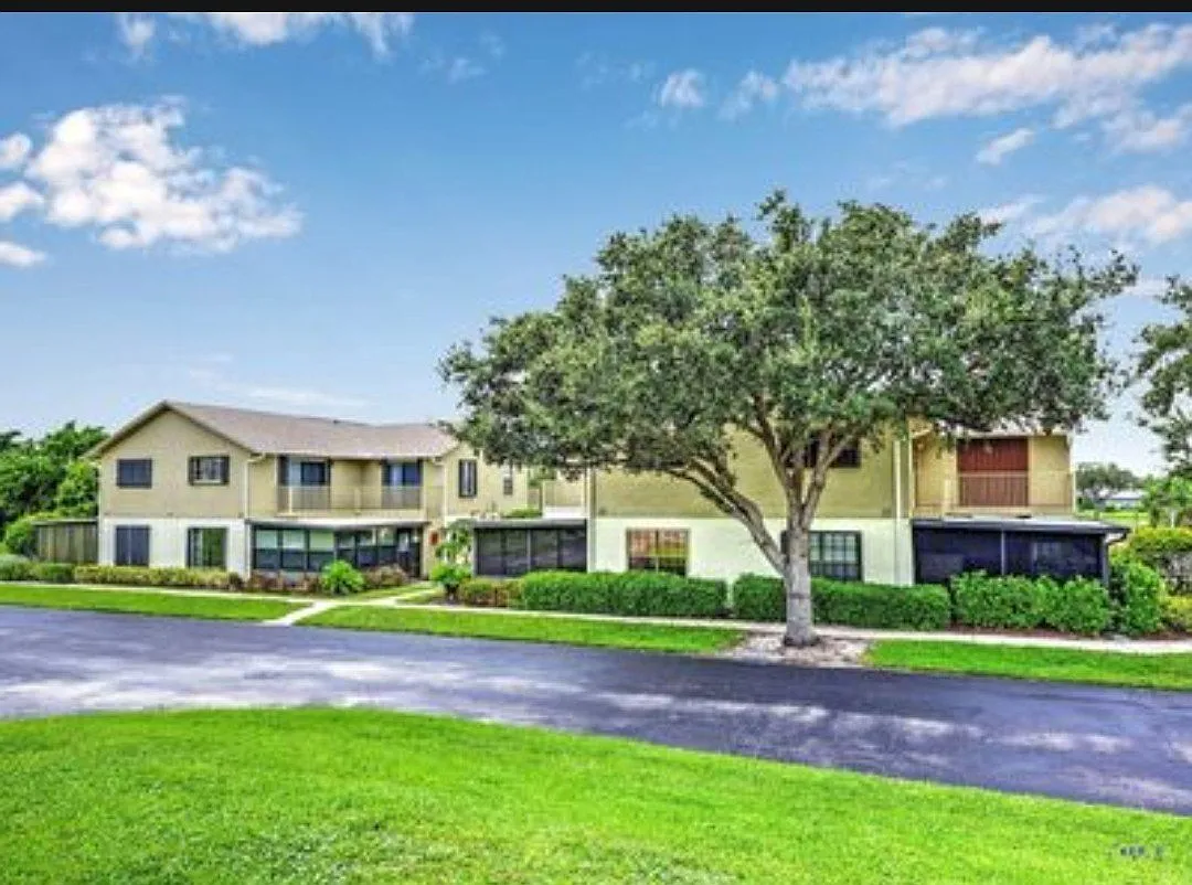 Par for the Gold Coast. Golf, pickle ball, Tennis. 1 mile to ICW boat ramp. Quiet community 2 pools. — Photo 1