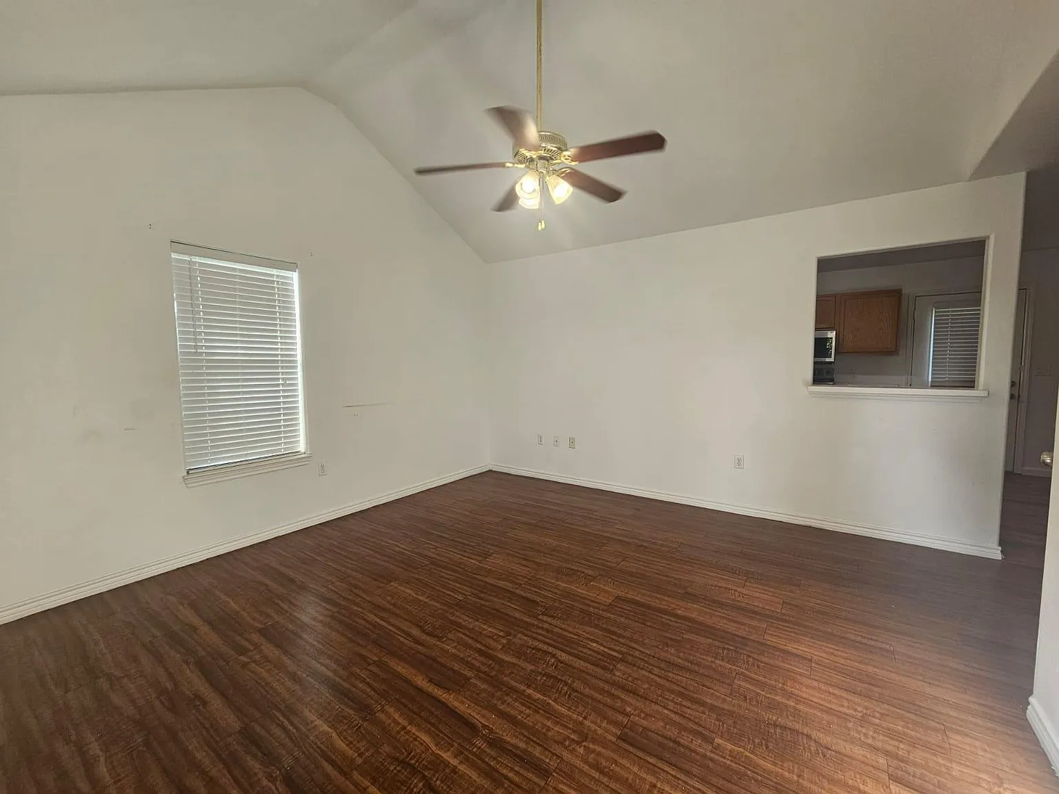 3 bed, 1.0 bath, 992 sqft, $1,500 — Photo 4