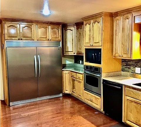 3rd image of 174 Candlewick Ct