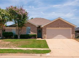 2205 Greensborough Ln, Arlington, TX 76001
