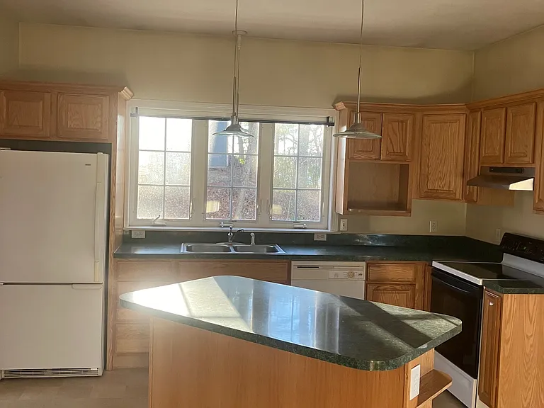 89 Lake View Ave — Photo 3
