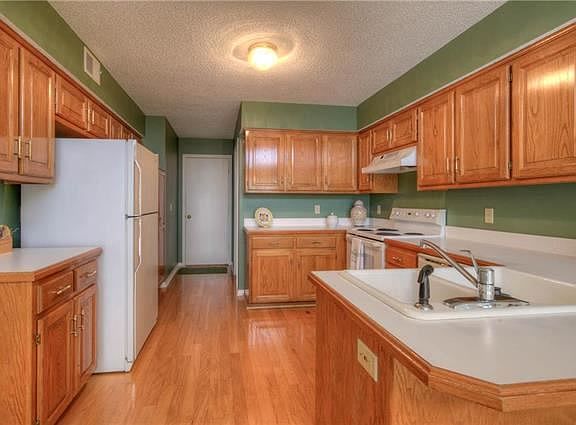 5th image of 15707 Travis St