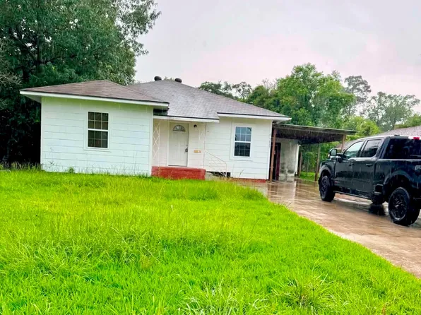 3015 S Willowood Ln, Beaumont, TX 77703
