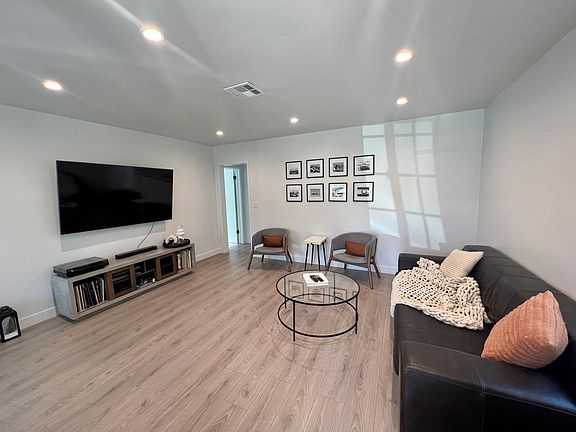 3rd image of 10357 Jardine Ave