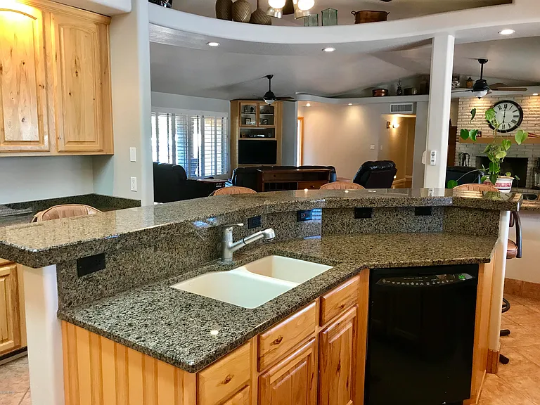 185 E Cercado Ln — Photo 17