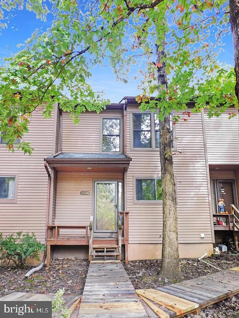 3 bed, 2.5 bath, 1300 sqft, $2,200 — Photo 1