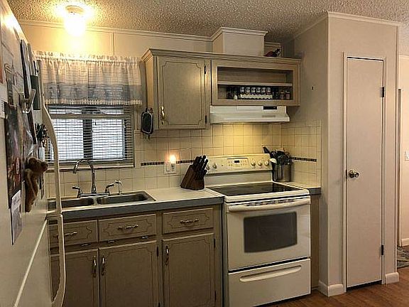3rd image of 230 Queen Mary Loop #106