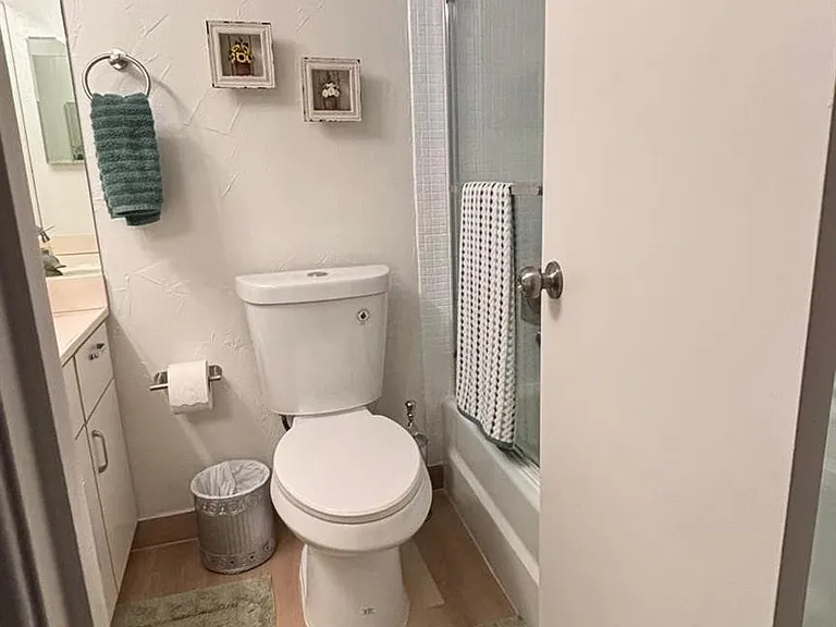 800 NE 195th St #605 — Photo 36