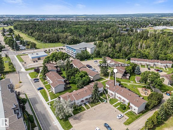 2nd image of 202 Spruce Gln