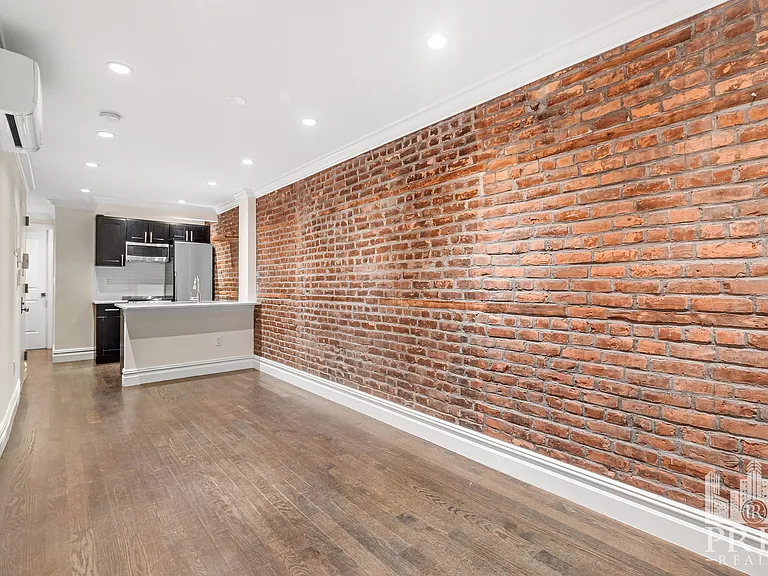 329 E 10th St #8 — Photo 2