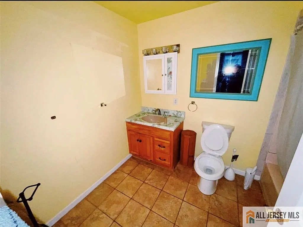 3 bed, 1.5 bath, 6390 sqft, $3,200 — Photo 3