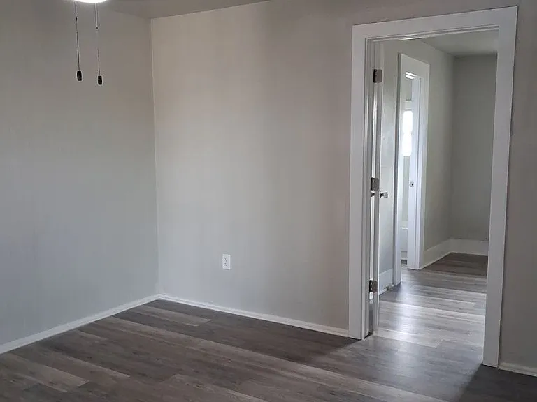 704 S Abilene Ave — Photo 3