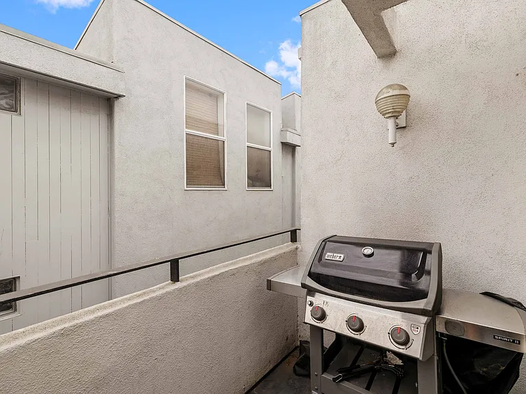 452 Marine Pl — Photo 16