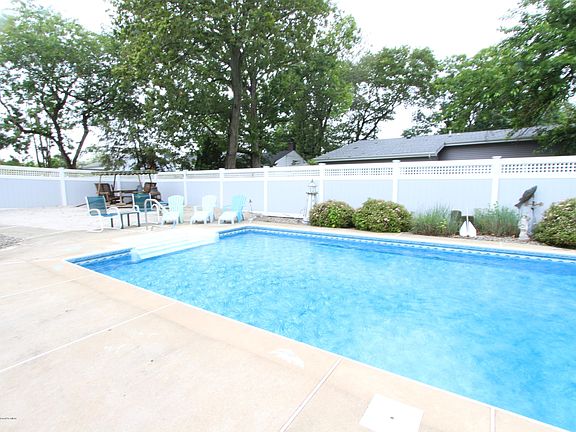 4th image of 619 Riverwood Ave