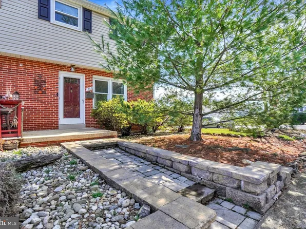 1360 Calvert Ln, Lancaster, PA 17603