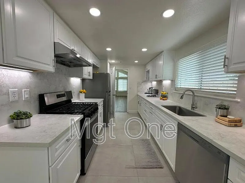 4 bed, 2.0 bath, 1724 sqft, $3,800 — Photo 3