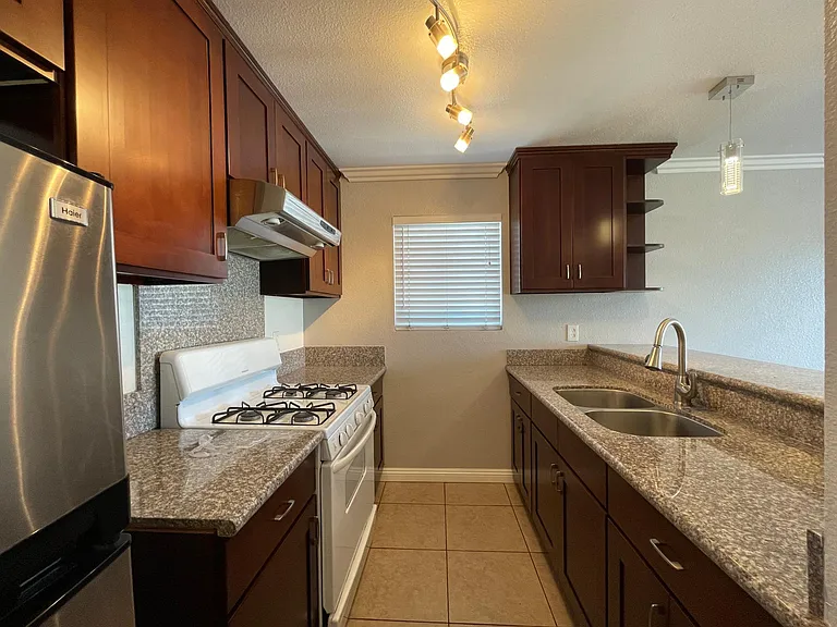 1043 Temple Ave #8 — Photo 3