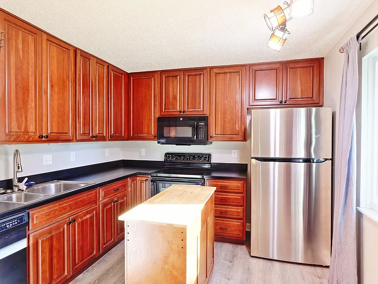 975 Barbizon Dr — Photo 1