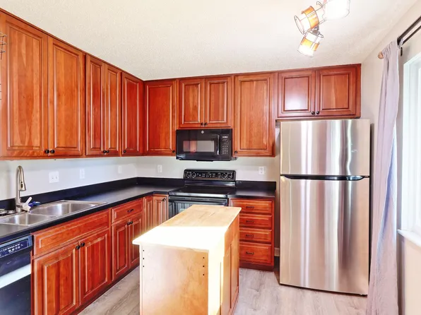 975 Barbizon Dr, Ballwin, MO 63021