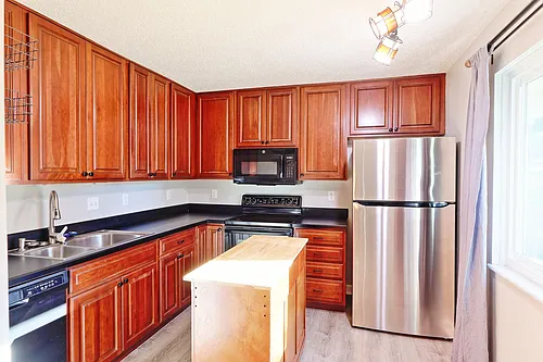 975 Barbizon Dr Photo 1