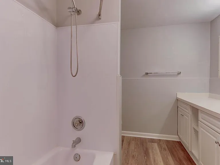 107 Montrose Ave — Photo 21