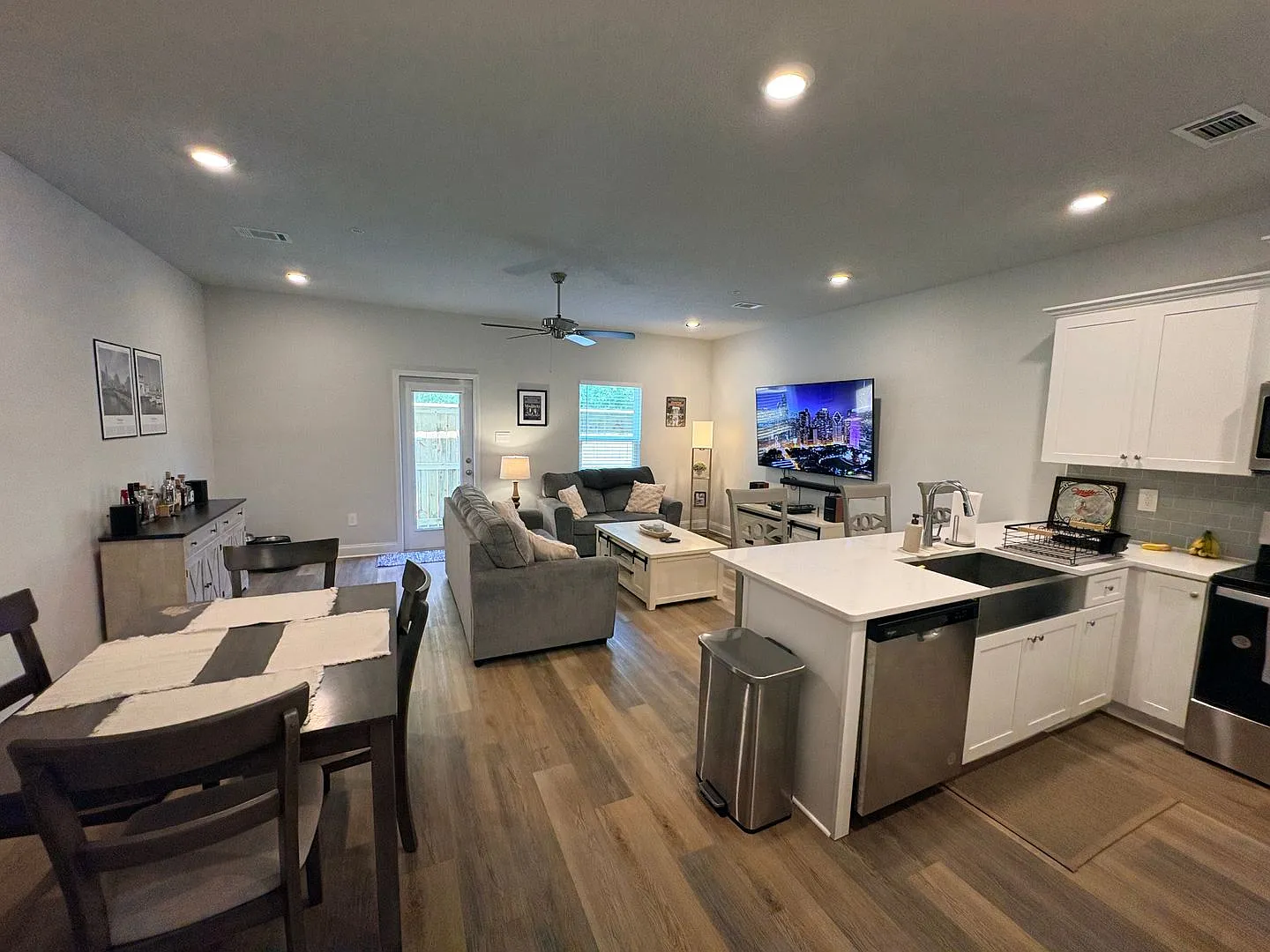 3 Bed 2.5 Bath Townhome for Rent — Photo 2