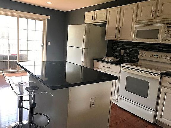 4th image of 3234 Camden Dr #1