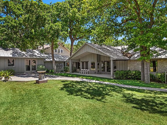 3rd image of 303 Wildwood Dr