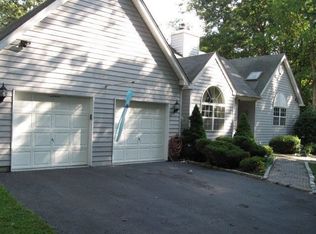 5 Shannon Ct, Center Moriches, NY 11934