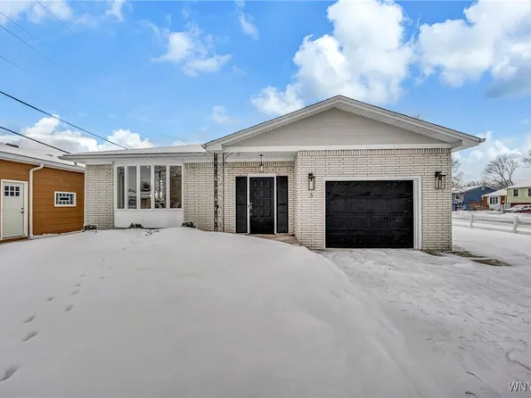 3 E Cherbourg Dr, Buffalo, NY 14227