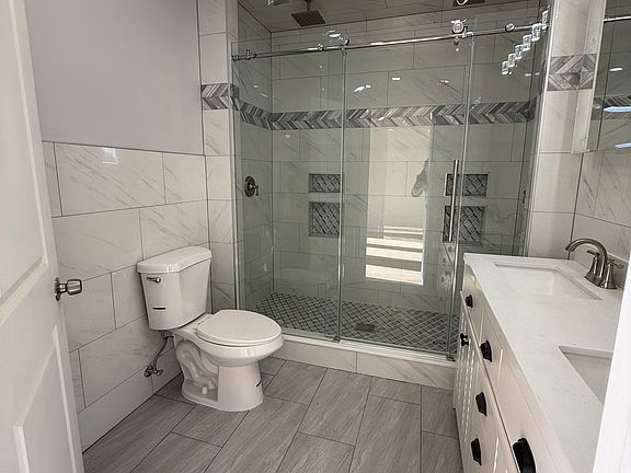 3rd image of 424 Ainsworth St #2