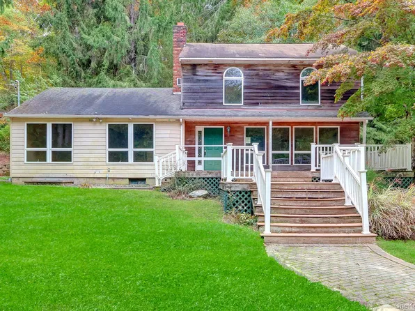 56 E Bartlett Road, Middle Island, NY 11953