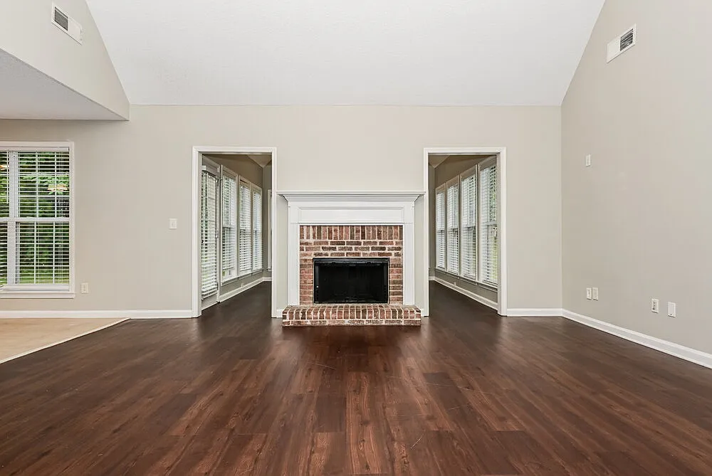 4 bed, 2.5 bath, 2405 sqft, $2,495 — Photo 4