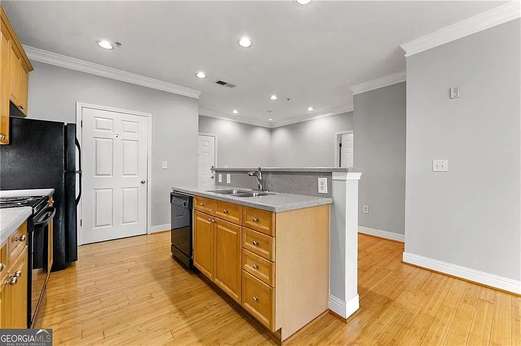 1 bed, 1.0 bath, 869 sqft, $1,695 — Photo 3