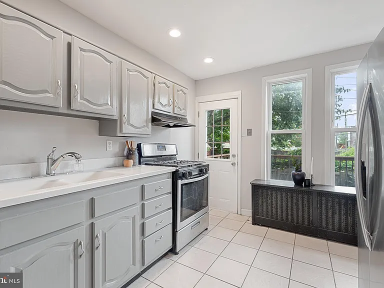 130 E Randall St — Photo 16