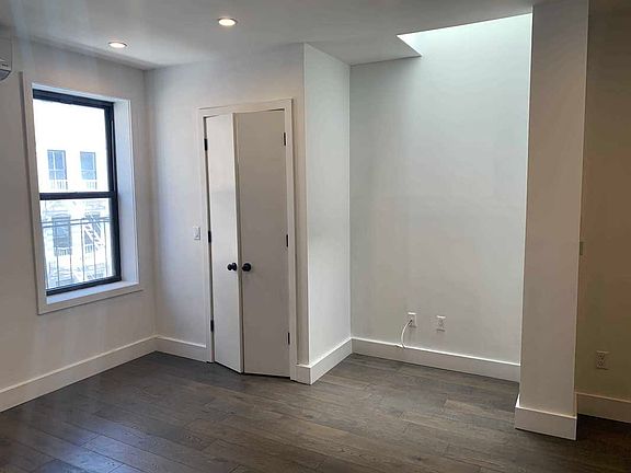 3rd image of 346 W 52nd St #5CC