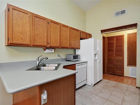 4th image of 334 Lakebreeze Cir