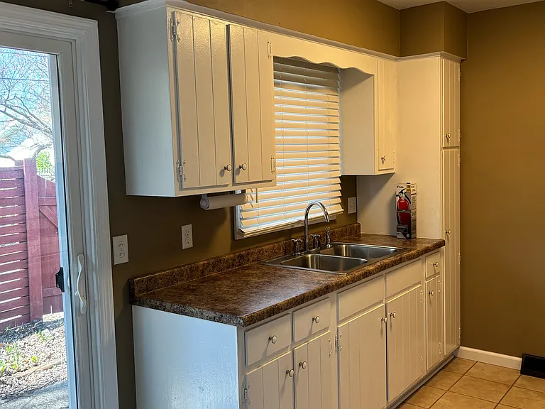 1320 S Curry Pike — Photo 11
