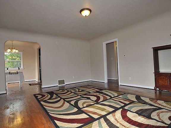 3rd image of 5201 S Oakes St
