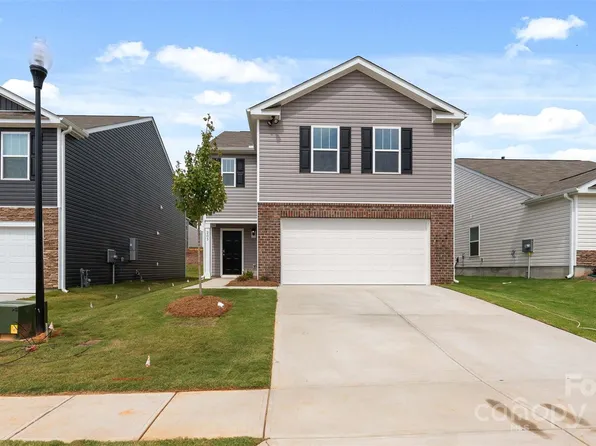 40 Providence Walk Dr, Hendersonville, NC 28792