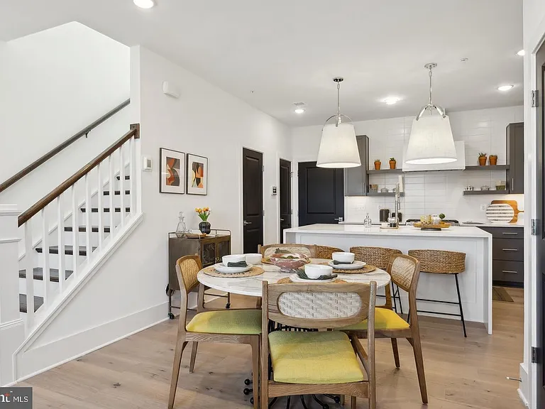 111 E Cromwell St — Photo 3