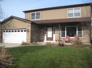 711 Honeysuckle Dr, Naperville, IL 60540