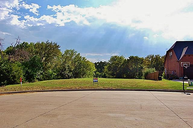 1st image of 1921 Royal Crest Dr