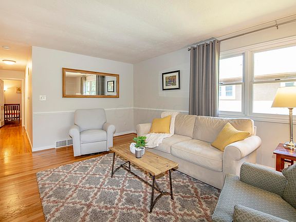 4th image of 3684 Darbyshire Dr