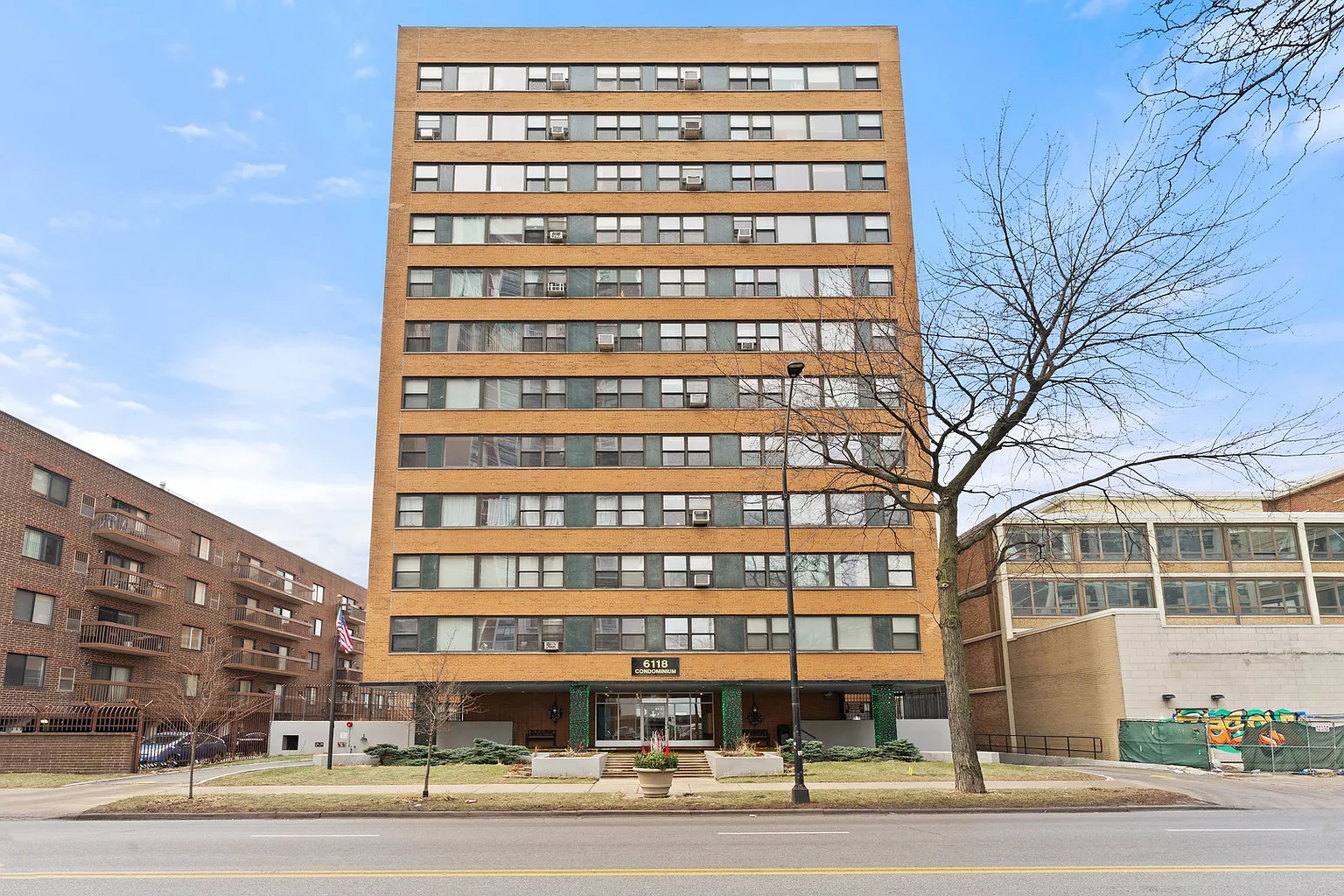 6118 N Sheridan Rd APT 204 photo 1