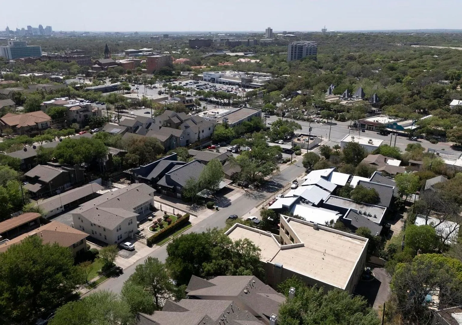 Beautiful Home in Highly Desirable Alamo Heights — Photo 3