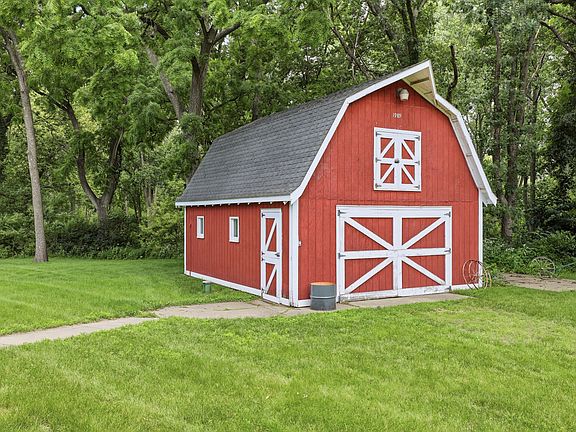 3rd image of 2160 Park Cir