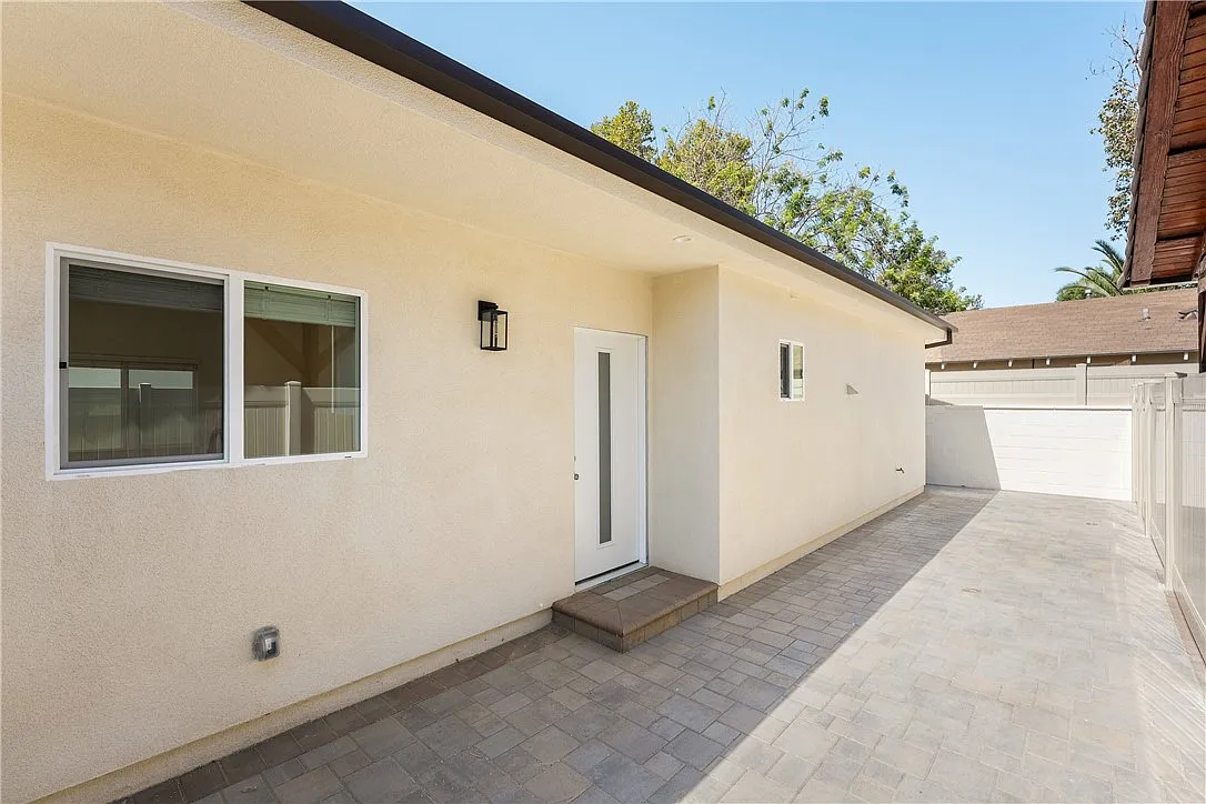 2 bed, 810 sqft, $3,100 — Photo 2