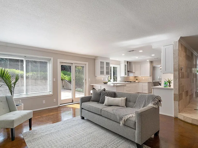 850 Rose Dr — Photo 3